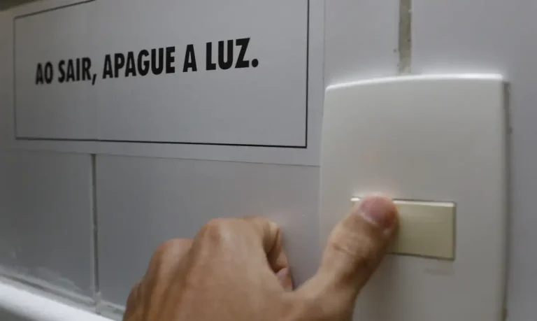 Contas de luz estão mais caras em agosto com bandeira vermelha patamar 2, alerta Aneel