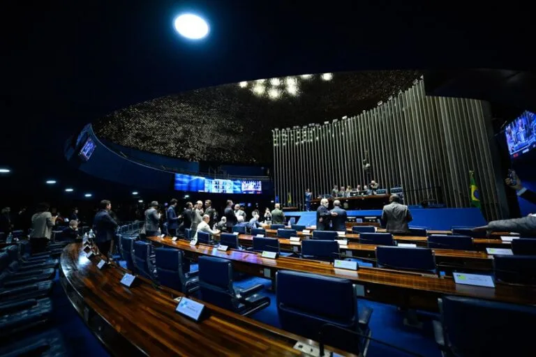Senado aprova isenção do Imposto de Renda para quem ganha até dois salários mínimos