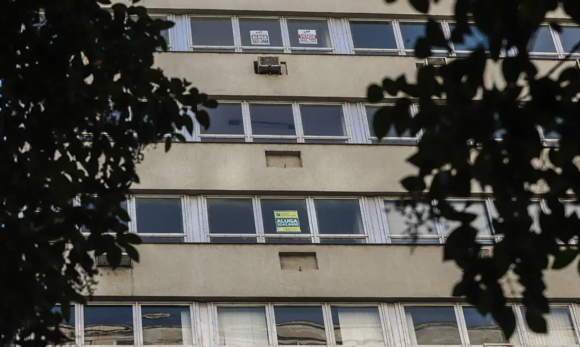 Parcela de famílias que pagam aluguel sobe 25% em 8 anos, mostra IBGE