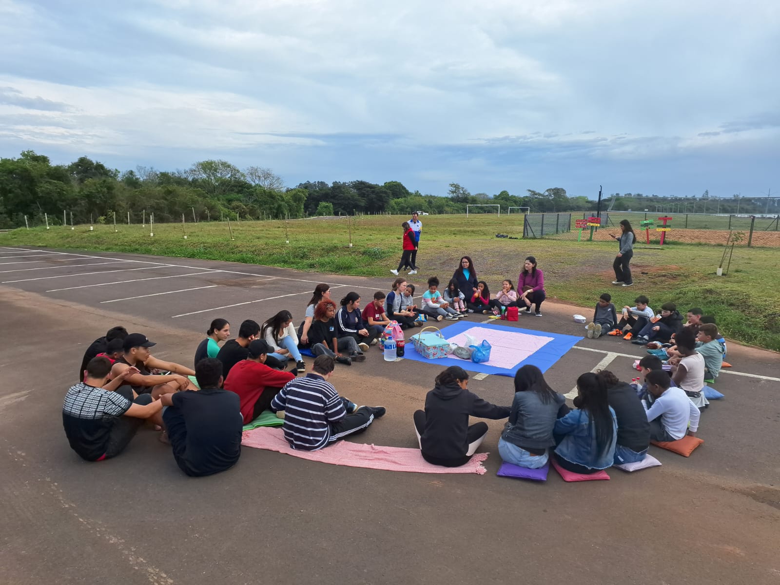 Estudantes unem literatura e preservação em replantio de mudas no Lago Dourado