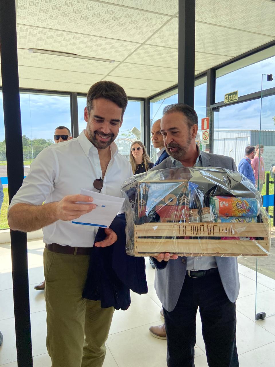 Prefeito entrega convite para governador prestigiar reinauguração do Autódromo