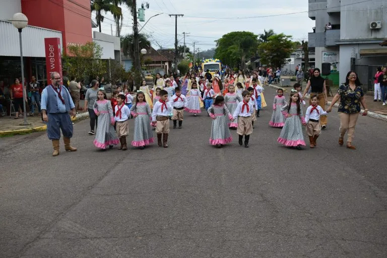 Passo do Sobrado realiza desfile
farroupilha