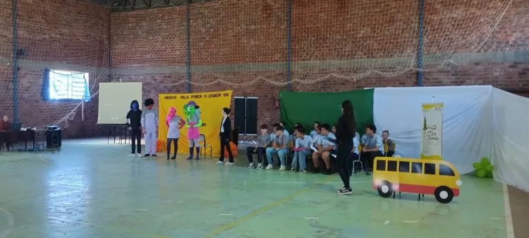 Alunos das Escolas José de Anchieta e Nossa Senhora da Saúde apresentam peça sobre a história do cooperativismo