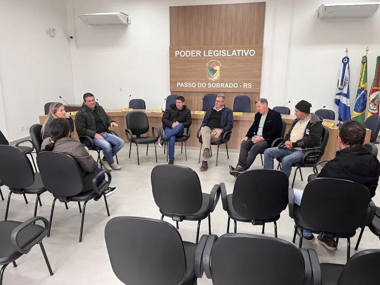 Deputado Heitor Schuch ouve reivindicações
das lideranças de Passo do Sobrado