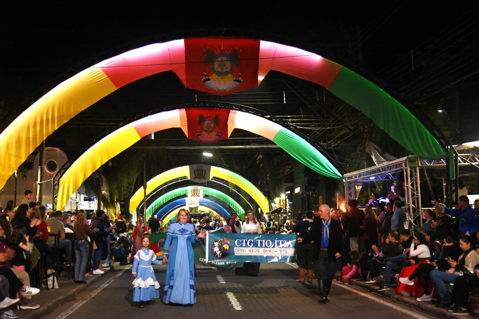 Desfile Farroupilha noturno coloriu Marechal Floriano com as cores do Rio Grande