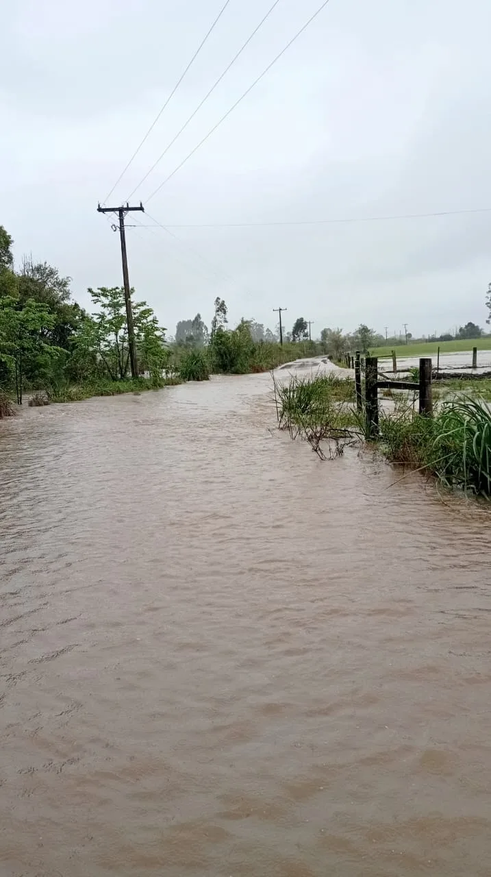 Chuva intensa alaga estradas do Corredor dos Rosa