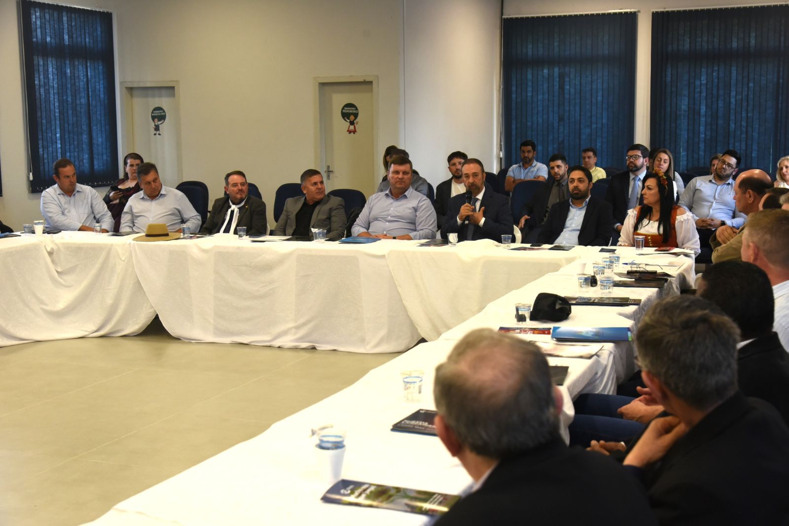 Prefeitos da região debatem saúde, fumicultura  e turismo em reunião no Parque da Oktoberfest