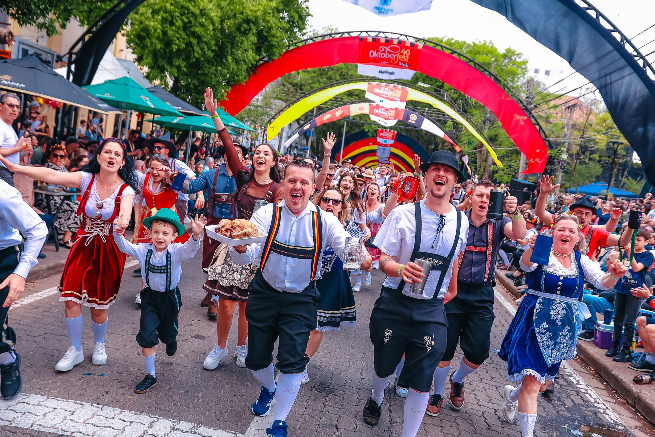 Desfile Temático em homenagem aos 40 anos de Oktoberfest  atrai mais de 30 mil pessoas à Rua Marechal Floriano