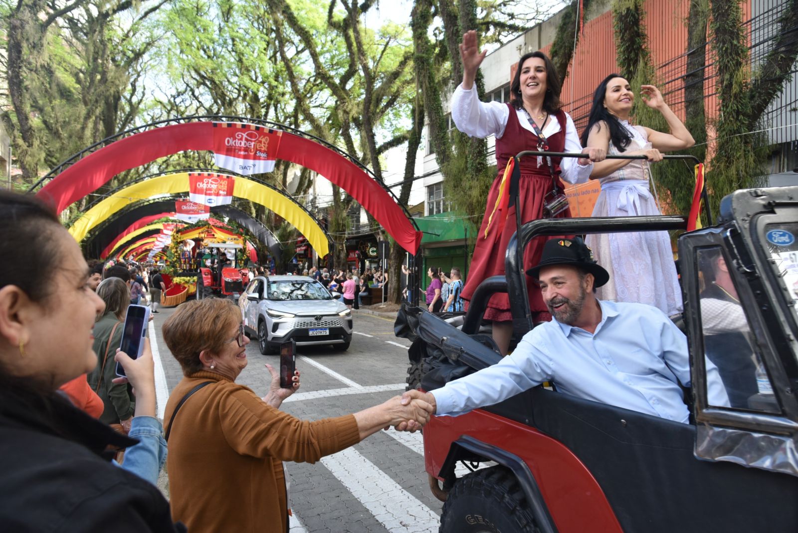 Prefeito Sérgio Moraes acompanha as festividades da 40ª Oktoberfest e ressalta a força cultural da festa