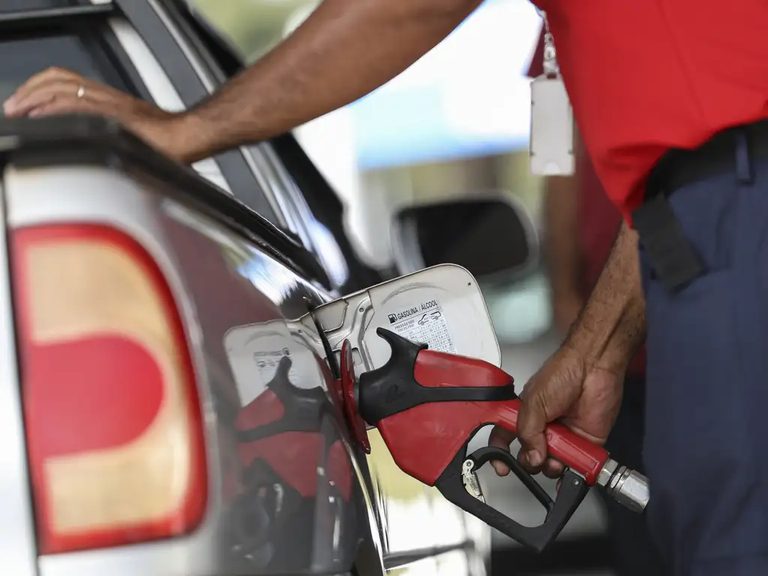 Petrobras anuncia redução de 4,9% no preço da gasolina para distribuidoras