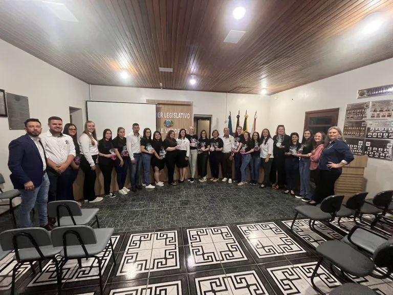 Vereador Roger Toiller destaca papel transformador dos educadores durante Sessão Solene em Vale Verde