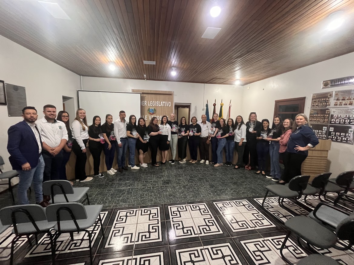 Vereador Roger Toiller destaca papel transformador dos educadores durante Sessão Solene em Vale Verde