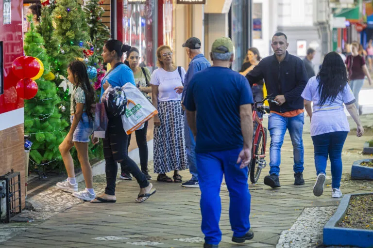 Acordo garante funcionamento ampliado no comércio durante dezembro
