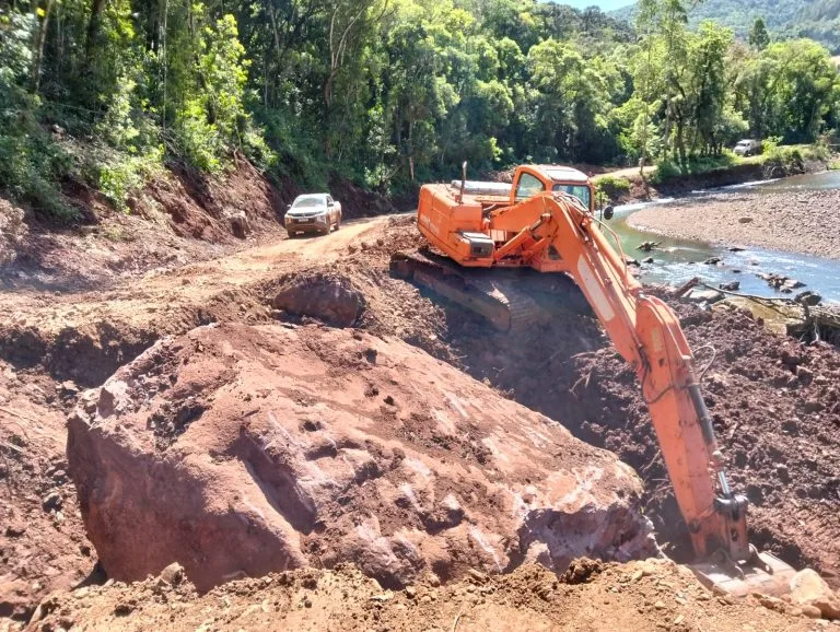 Secretaria de Obras de Sinimbu realizou remoção de pedra em Alto Rio Pequeno
