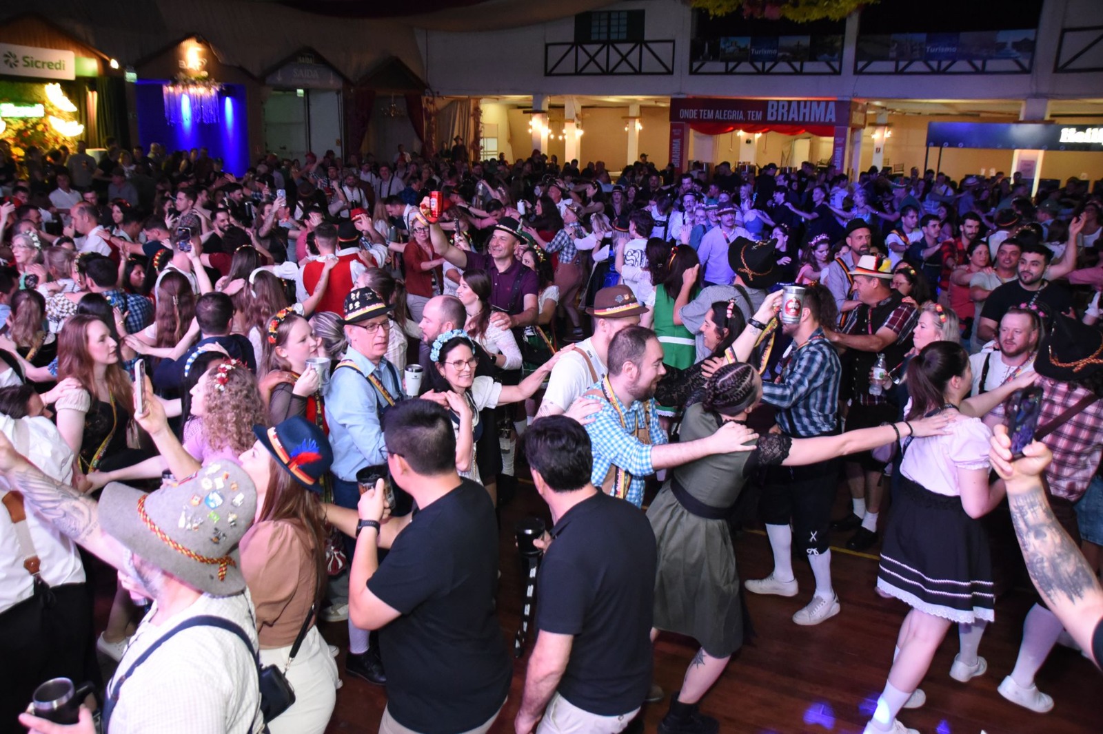 Oktoberfest fecha segundo período com público visitante superior a 150 mil pessoas Na cidade e no parque, público estimado ao final de oito dias de festa é de mais de 270 mil visitantes