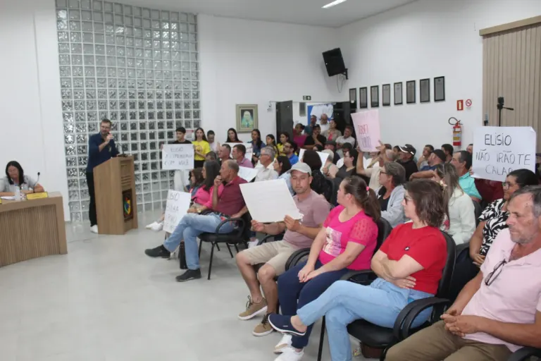 Plenário lotado e cartazes em defesa do vereador Elísio marcam sessão da Câmara em Passo do Sobrado