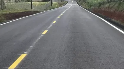 Nova sinalização marca fase final do asfaltamento da Estrada Willy de Moraes, em Cerro Alegre Baixo