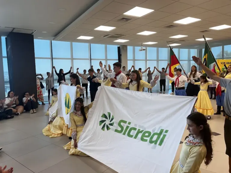 Peça teatral marca encerramento do Programa Cooperativas Escolares e emociona professores em capacitação do Sicredi
