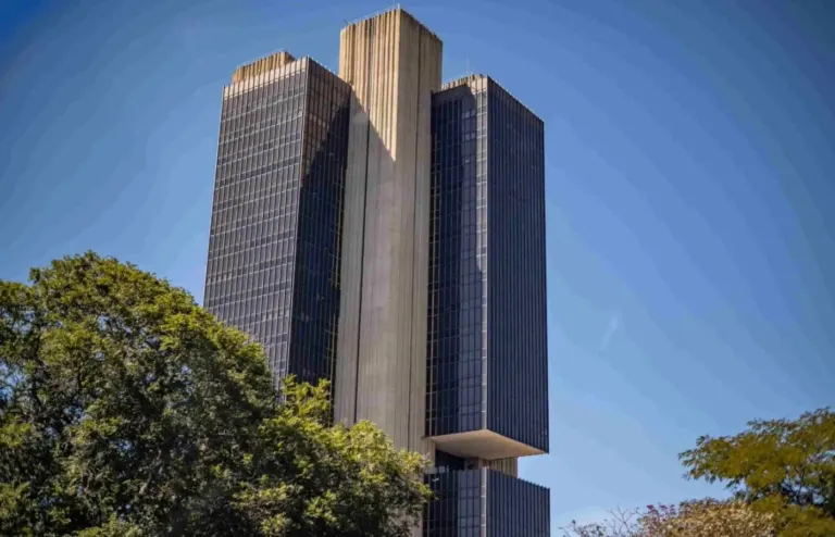 Manutenção da Selic em 15% compromete crescimento econômico ao inibir crédito e investimento, avalia CNI