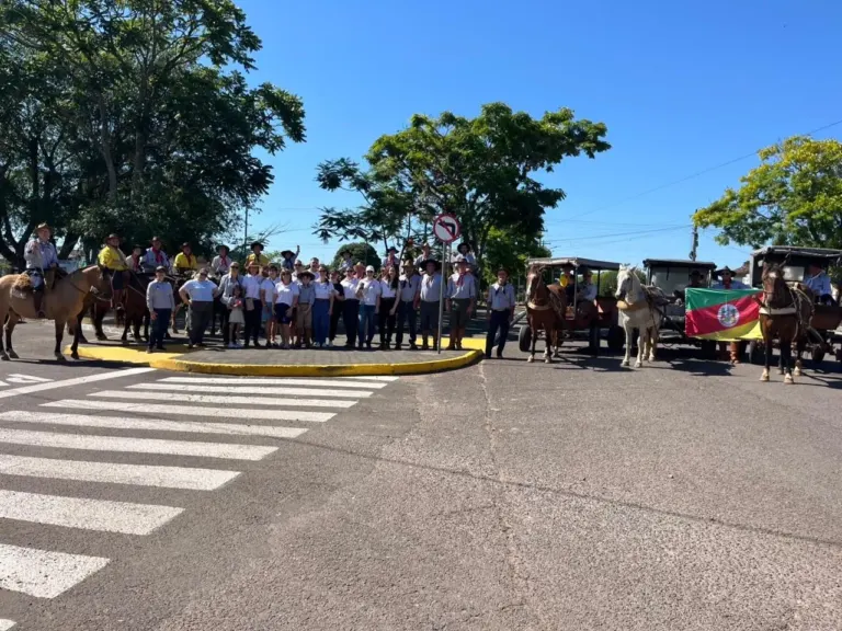 Cavalgada Farroupilha arrecada 1.100 quilos de alimentos na Cavalgada do Bem