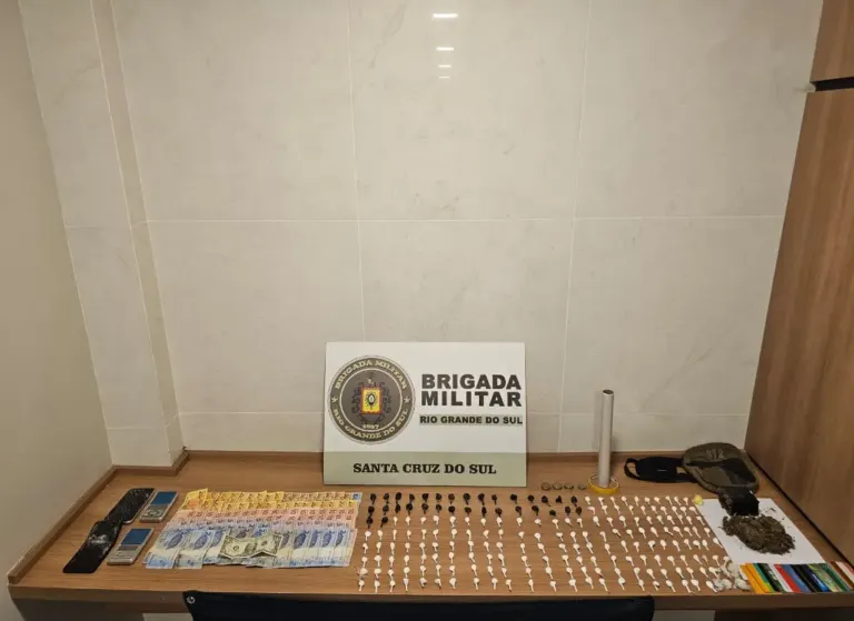 BRIGADA MILITAR PRENDE DOIS HOMENS E APREENDE ADOLESCENTE POR TRÁFICO DE DROGAS EM SANTA CRUZ DO SUL