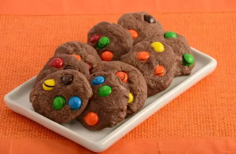 Cookie de chocolate com confeito