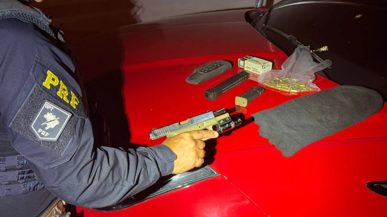 PRF prende dois homens armados e apreende pistola com kit rajada na BR-386