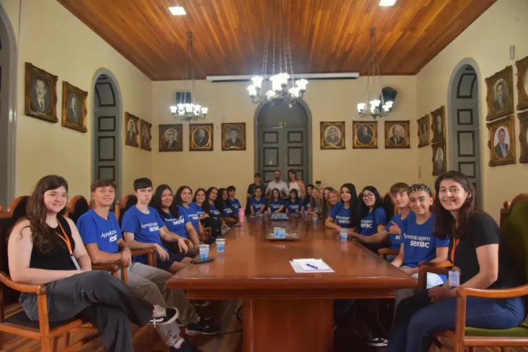 Jovens aprendizes do Senac visitam o Palacinho e conversam com o prefeito