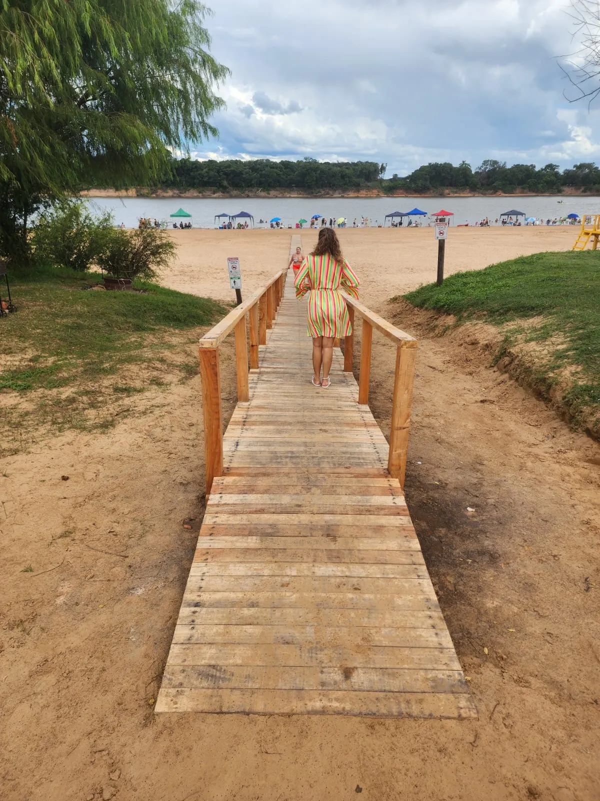 Prefeitura instala passarela de acesso à praia no Balneário Monte Alegre