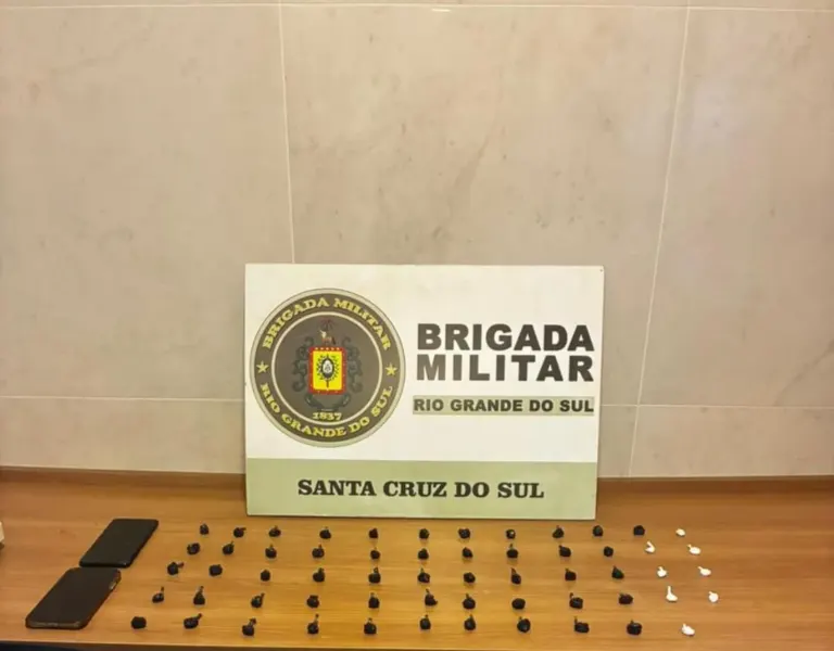 Brigada Militar prende três homens por tráfico de drogas no bairro Santa Vitória