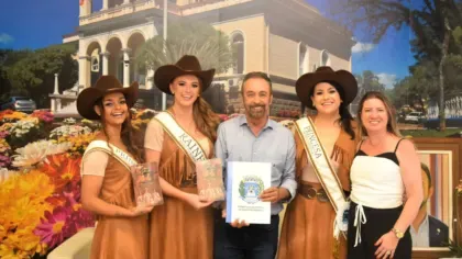 Prefeito recebe soberanas da 10ª Festa do Búfalo