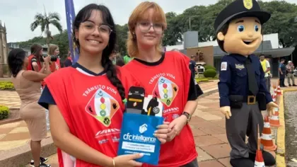 Blitz educativa mobiliza estudantes e motoristas no centro de Santa Cruz