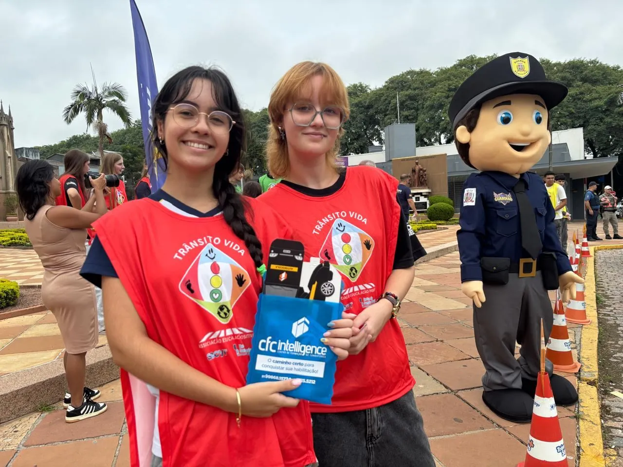 Blitz educativa mobiliza estudantes e motoristas no centro de Santa Cruz