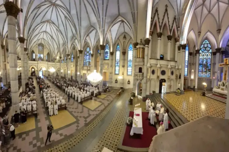 Missa do Crisma reúne fiéis na Catedral São João Batista e reforça unidade da Igreja na Diocese