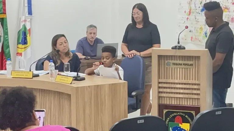 Menino autista emociona a Câmara de Passo do Sobrado com carta sobre inclusão e respeito