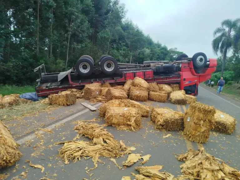 Caminhão carregado com tabaco capota na RS-244 entre Vale Verde e General Câmara