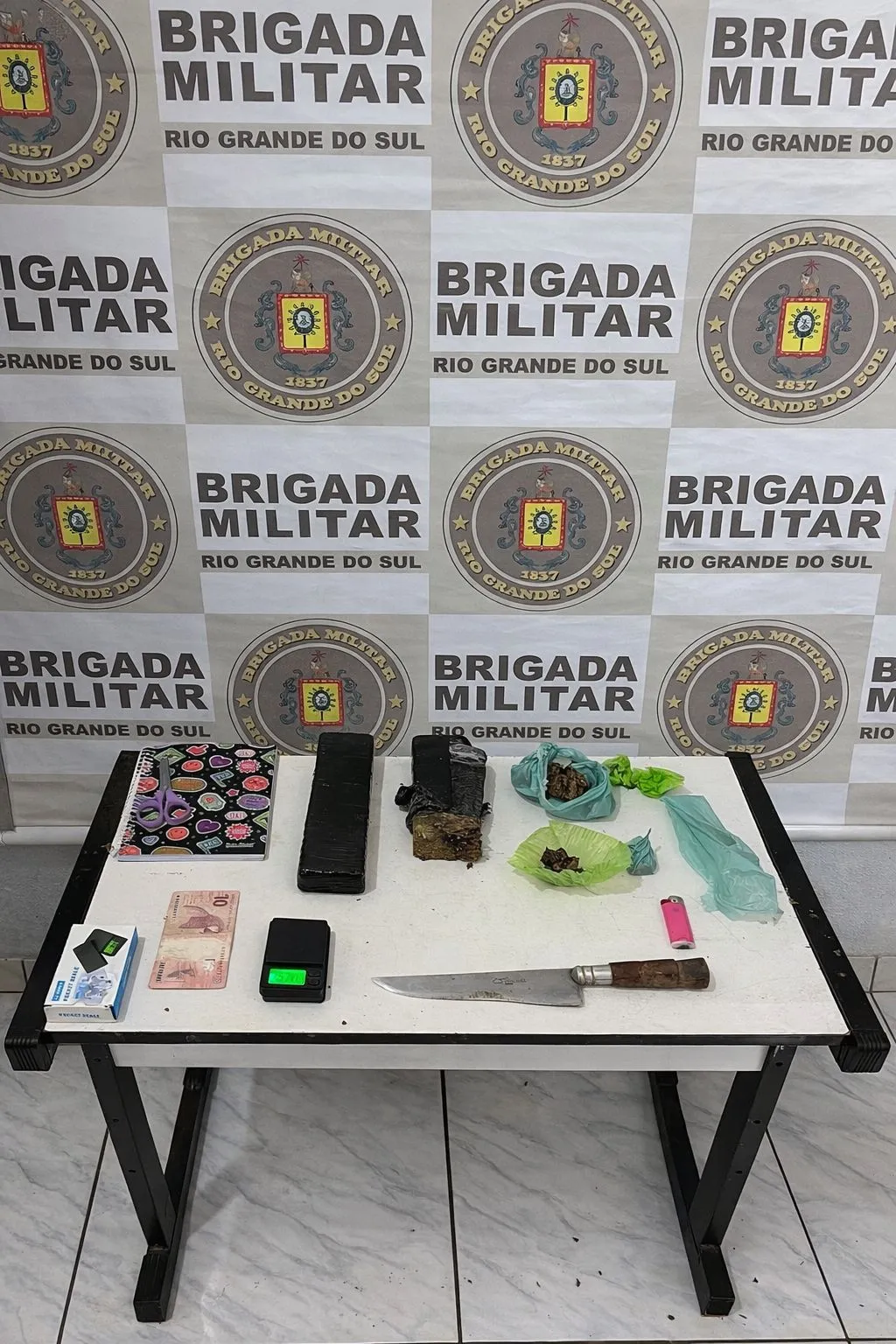 Força Tática do 2º BPM apreende 1 kg de maconha e prende dois homens por tráfico no interior de Rio Pardo