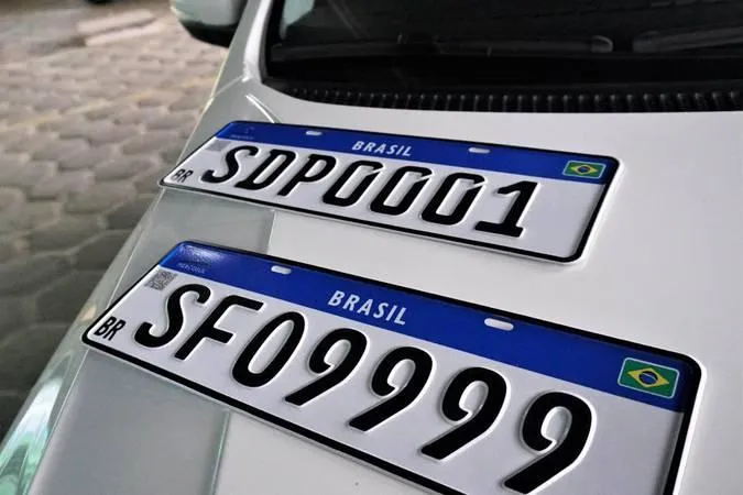 Placas de veículos podem voltar a ter município e estado no Brasil