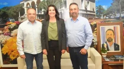 Prefeito recebe visita institucional do produtor da Moto 1000 GP