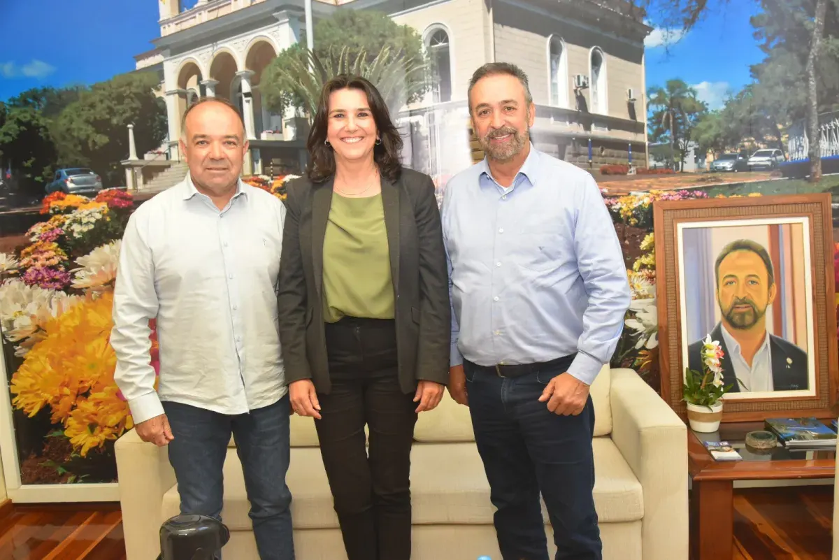 Prefeito recebe visita institucional do produtor da Moto 1000 GP