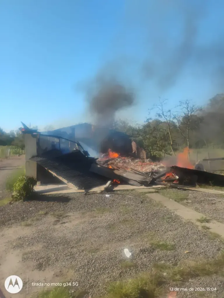 Incêndio destrói residência no Taquari Mirim, em Passo do Sobrado