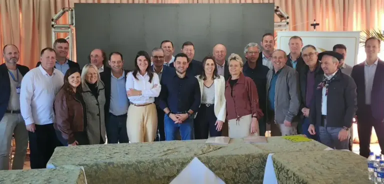 Prefeito de Vale Verde participa de reunião estratégica na Fenachim com lideranças regionais e Gabriel Souza
