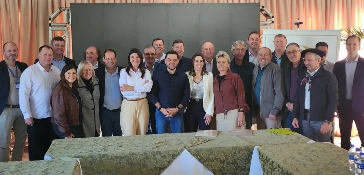 Prefeito de Vale Verde participa de reunião estratégica na Fenachim com lideranças regionais e Gabriel Souza