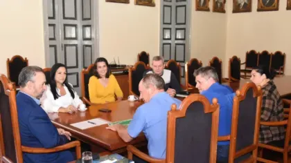 Prefeito recebe coordenadores do 10º Festival Nacional da Galinha Recheada