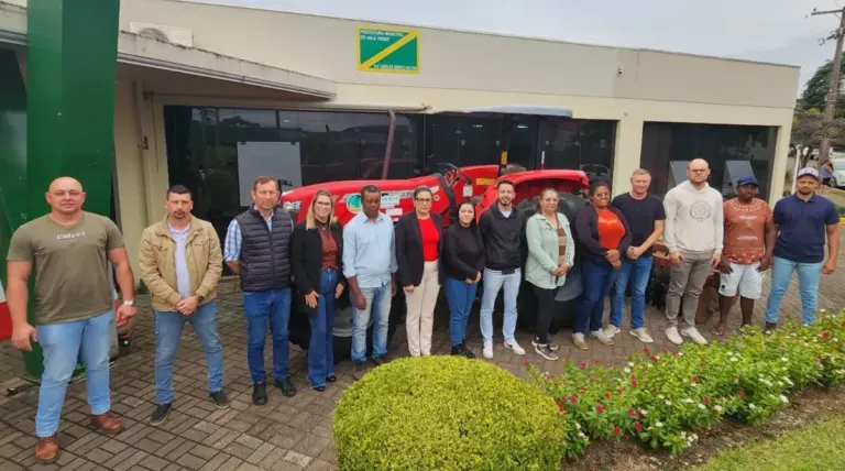 Prefeitura celebra cessão de trator e implemento agrícola para Associação Quilombola Santos Rocha em Vale Verde