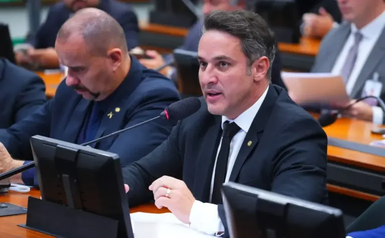 Zucco apresenta projeto para acelerar reconstrução e prevenção climática e cobra fim da lentidão nas obras contra enchentes