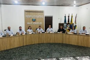 Vereadores de Vale Verde estreiam camisas padronizadas durante sessão da Câmara