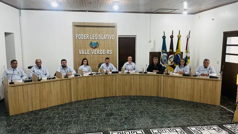 Vereadores de Vale Verde estreiam camisas padronizadas durante sessão da Câmara