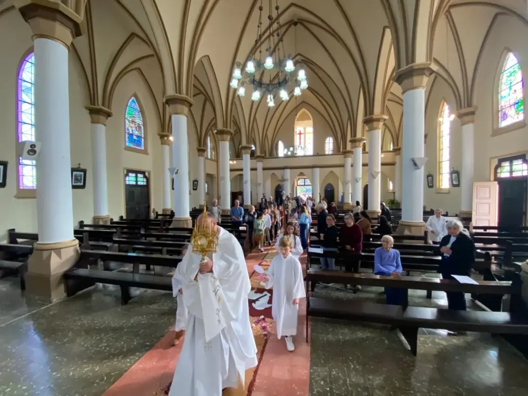 Procissão de Corpus Christi reúne grande número de fiéis na Igreja Matriz de Passo do Sobrado