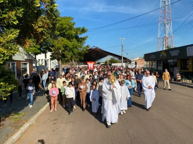 Procissão de Corpus Christi reúne grande número de fiéis na Igreja Matriz de Passo do Sobrado